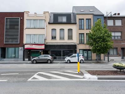 Handelsgelijkvloers van ca. 110 m² en kelder.