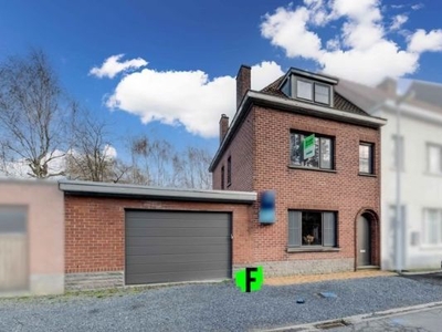 Gezinswoning met garage in centrum Waregem