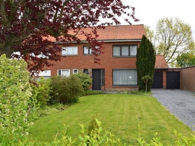 Woning op 1647 m² met 3 slaapkamers, weelderige tuin en gar