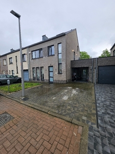 Recente, instapklare woning met 5 slaapkamers, 2 badkamers