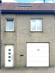 Te huur: rustig gelegen rijwoning met garage en uitweg tuin