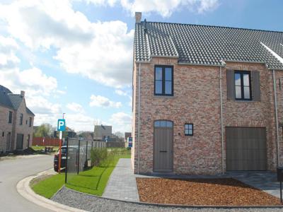 Nieuwbouw met 4 slaapkamers, gelegen in rustige verkaveling.