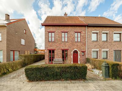 Halfopen bebouwing met drie slaapkamers en tuin