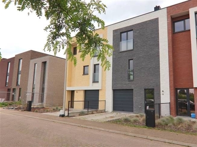 CENTRAAL GELEGEN WONING MET 3 SLKS + TUIN