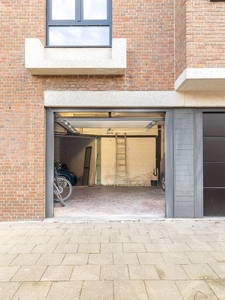 Garage met elektrische poort