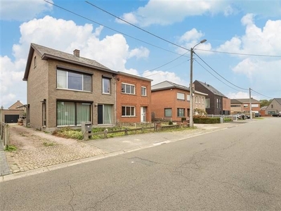 Halfopen bebouwing met 3 kamers en pergola in stille straat