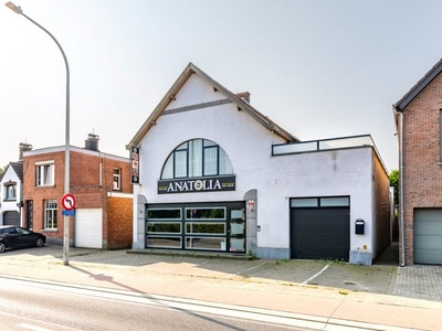 Handelspand met bovenliggend appartement te Hoogstraten.