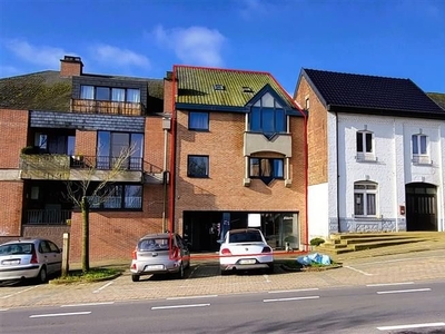 Opbrengsteigendom met handelsgelijkvloers en 3 appartementen