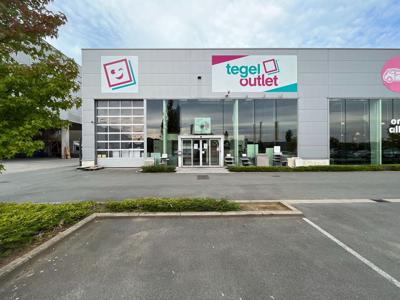 720 m² showroom met opslag naast oprit Sint-Denijs-Westre...