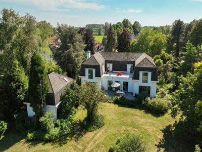 Landhuis op 42 are omgeven door groen.