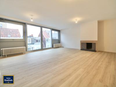 Pas volledig gerenoveerd appart. met 3 slaapkamers. 138m2