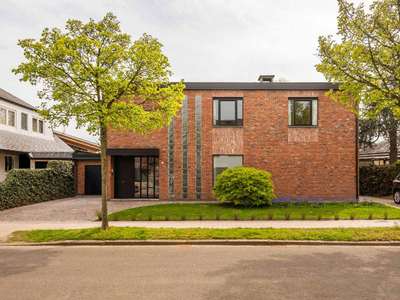 Modernistische villa met zuidtuin op uitstekende locatie