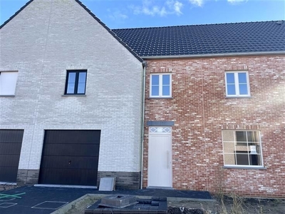 Nieuwbouwwoning met tuin en garage en 3 slaapkamers