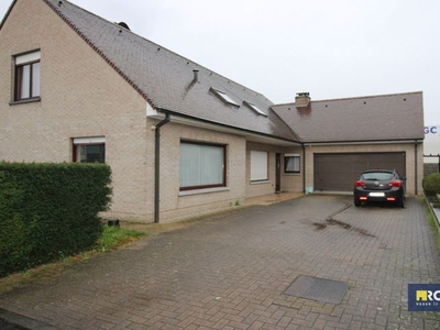 Ruime alleenstaande woning met tuin en dubbele garage!