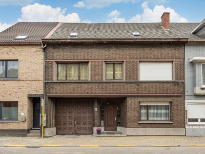 Woning met 5 slaapkamers, ruime garage en grote tuin