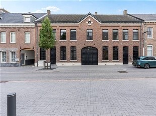 Karaktervolle kangoeroewoning op ruim perceel in hartje Bree