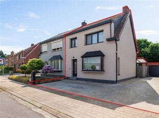 Moderne halfopen bebouwing met grote oprit (ca 105m²) en bi