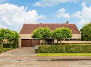 Ruime woning met aangelegde tuin en grote garage!