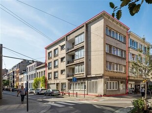 Te renoveren building met 5 units met mogelijkheden!