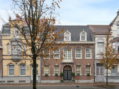 Prachtig herenhuis met 7 slaapkamers, tuin en terras in Ize