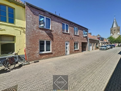 Recent appartementsgebouw met 3 appartementen en 3 dubbel...