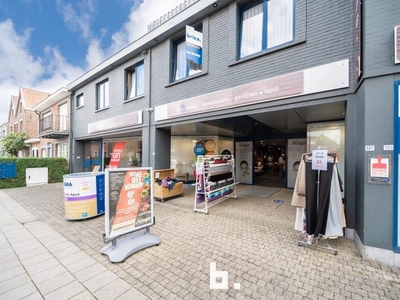 Ruim handelspand en 3 verhuurde appartementen in het centru