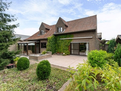 Statig gebouwde villa met zonnige tuin, terras en 2 garages