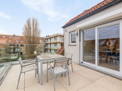 Kwalitatief gerenoveerd penthouse met mooie terrassen geleg