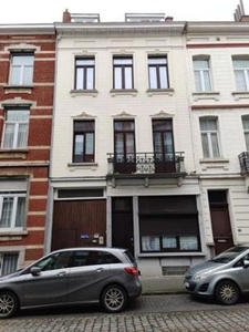 Opbrengstgebouw 4 appartementen en 2 achtergelegen woningen