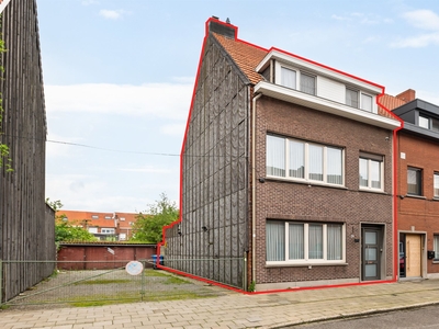 Ruime, te renoveren woning met 6 slaapkamers en tuin!