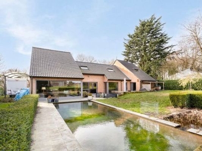 Uitstekend gelegen villa met zwemvijver op 15a78ca