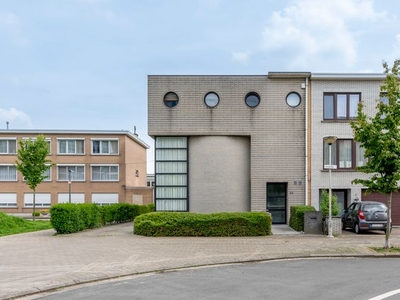 Unieke HOB met vier slaapkamers en parkeergelegenheid