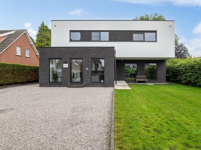 Vernieuwbouwwoning met praktijk te Brasschaat