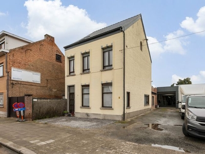 Woning met aanpalend magazijn (370m²) op 2397m² te SKW.