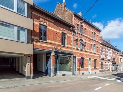 Appartementsgebouw met 3 app, 7 garages en 2 ateliers !