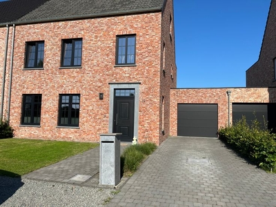 Energiezuinige woning met 4 slaapkamers met zonnige tuin.