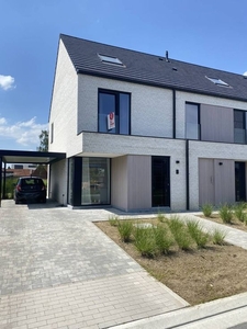 Nieuwbouw met 3 kamers en carport op toplocatie in Aalter