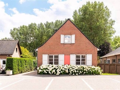 Prachtige woning gelegen in het hart van Bachte-Maria-Leerne