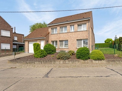 Ruime 4-gevelwoning met 3 slaapkamers, tuin en garage