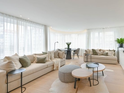 Stap binnen in dit ultieme luxe- hoek appartement met 3 ...