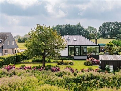 Tijdloze villa met panoramisch zicht op natuurgebied in Mate