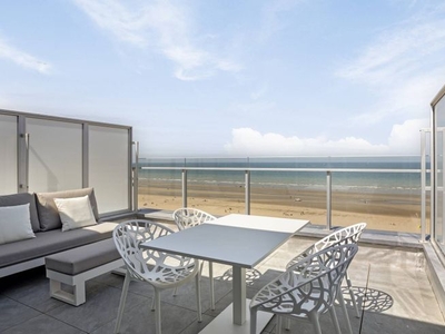 Gerenoveerde penthouse (44 m²) op de zeedijk in De Panne