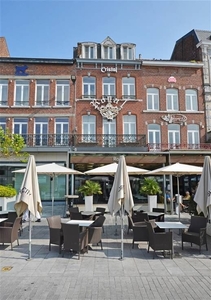 Handelspand met twee appartementen op de Grote Markt