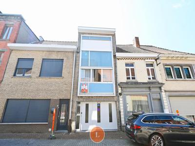 Op te knappen bel-etagewoning in het centrum van Menen