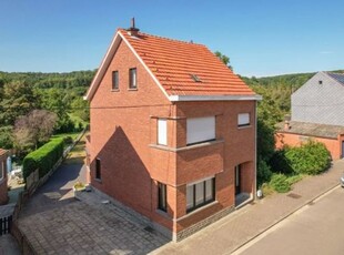 Charmante gezinswoning met tuin en zicht op groen.