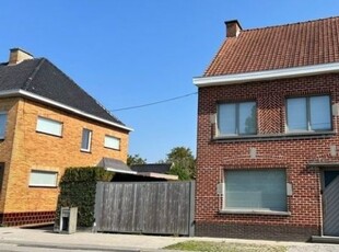 Gerenoveerde halfopen bebouwing op 1139 m² met ruime garage