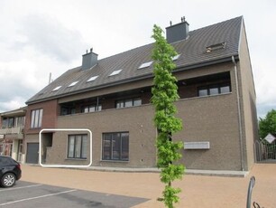 Modern appartement met 2 slpks, ruim terras en garage.