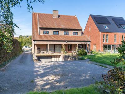 Goed onderhouden villa, met zuid ge rienteerde tuin, ideaal