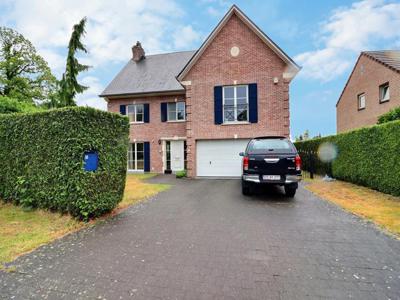 Faubourg - street closed - bright - spacious