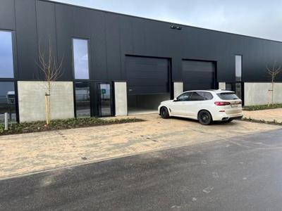 Recente industriële hal van 192m².